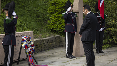 Stortingspresident Masud Gharahkhani taler på rettersteder på Akershus festning. Foto: Stortinget.