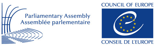 Parlamentarikerforsamlingen og Europarådets logoer Parlamentarikerforsamlingen og Europarådets logoer.