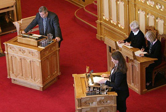 Bård Hoksrud (FrP) og Ingjerd Schou (H) under debatten om datalagringsdirektivet 4. april.