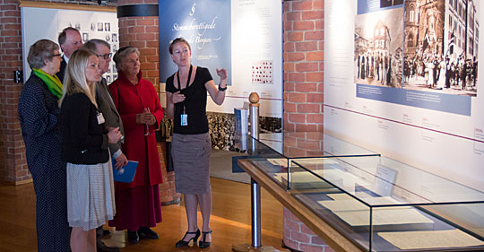 Medlemer av stemmerettskomiteen vert viste rundt i den nye utstillinga i historisk sal.
