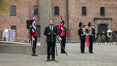 Stortingspresident Masud Gharahkhani holder tale ved veteranmonumentet på Akershus festning på frigjørings- og veterandagen 8. mai 2024.