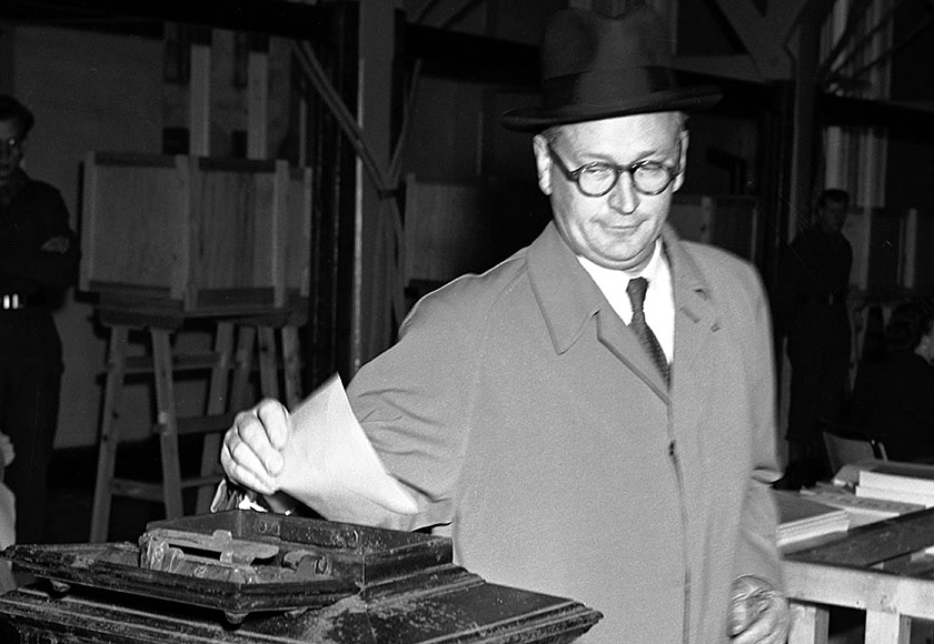Tidlegare utanriksminister Halvard Lange røystar ved stortingsvalet i 1949. Foto: NTB scanpix.