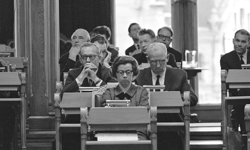 Stortingsrepresentanter i salen, oktober 1965. Foran sitter Norges første kvinnelige justisminister, Elisabeth  Schweigaard Selmer.