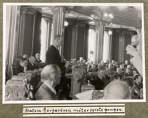 Einar Gerhardsen møter på Stortinget for første gang. Foto: Karl Korneliussen Kleppe/Stortinget.