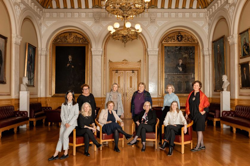 Fra venstre: Lan Marie Nguyen Berg (MDG), Kirsti Bergstø (SV), Olaug Bollestad (KrF), Rigmor Aasrud (A), Sylvi Listhaug (FrP), Erna Solberg (H), Marit Arnstad (Sp), Guri Melby (V), Marie Sneve Martinussen (R) og Irene Ojala (P).