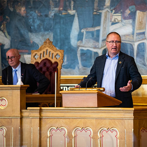 Geir Jørgen Bekkevold (KrF) på talerstolen under debatten om endringer i bioteknologiloven. Foto: Stortinget.