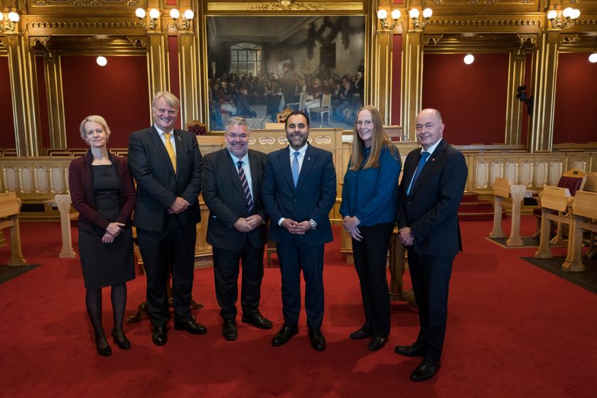 Stortingets presidentskap. f.v. femte visepresident Ingrid Fiskaa (SV), tredje visepresident Ove Trellevik (H), første visepresident Morten Wold (FrP), stortingspresident Masud Gharahkhani (A), andre visepresident Lise Selnes (A) og fjerde visepresident Morten Stordalen (FrP).