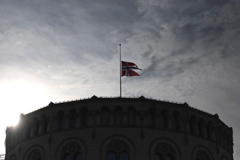 Flagget vaier på halv stang over stortingsbygningen.