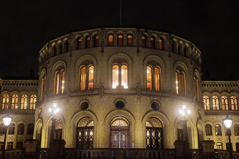 Hans Majestet Kong Haakon VIII vil avlegge ed i henhold til Grunnloven i Stortinget tirsdag 1. september kl. 13.00.