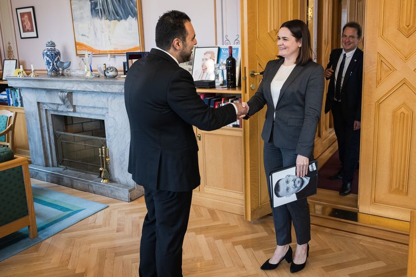 Stortingspresident Masud Gharahkhani tok imot Sviatlana Tsikhanouskaja som besøkte Oslo mandag 29. april. Han møtte også utenriks- og forsvarskomiteen. Foto: Peter Mydske/Stortinget