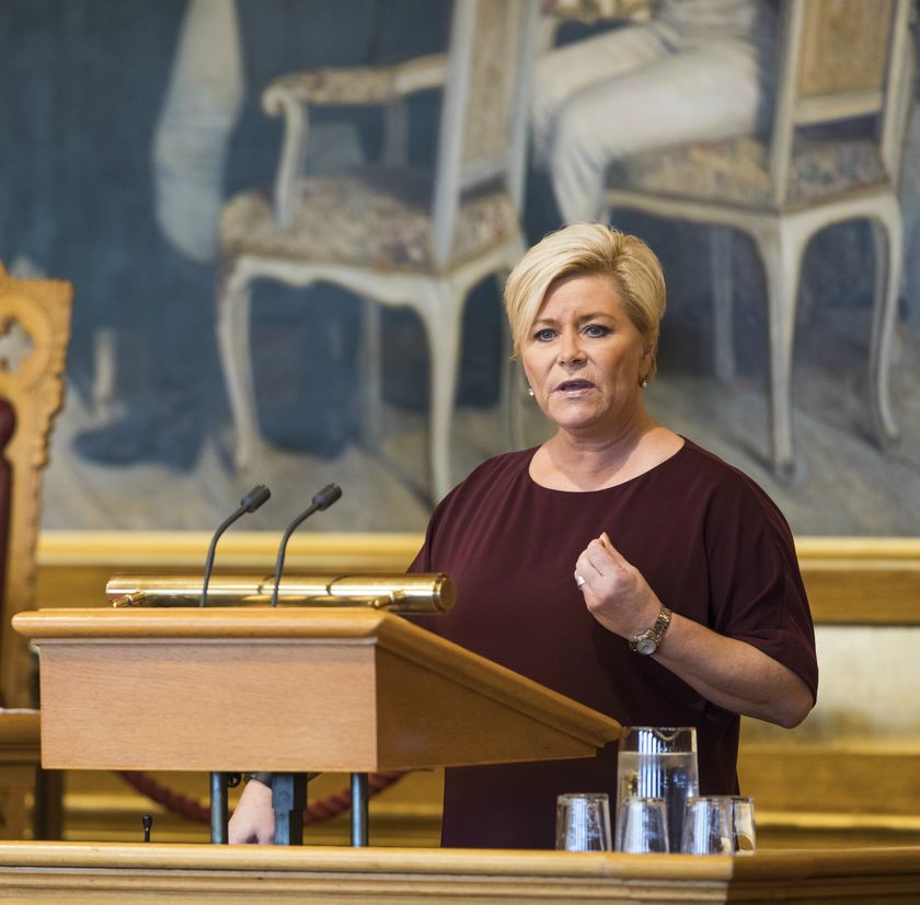 Finansminister Siv Jensen overleverer regjeringens forslag til statsbudsjett til Stortinget mandag 8. oktober. Foto: Stortinget