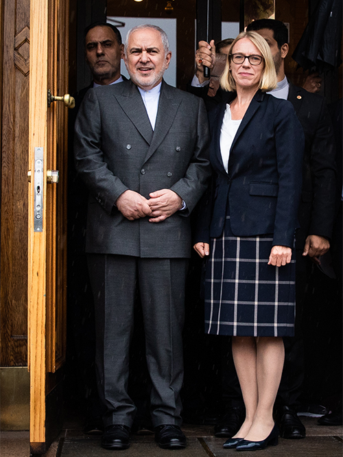 Irans utenriksminister Javad Zarif og Anniken Huitfeldt (A), leder i utenriks- og forsvarskomiteen på Stortinget, på trappen på løvebakken. Foto: Stortinget.