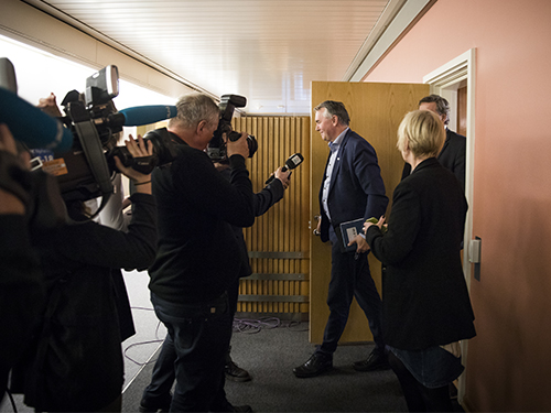 «Hele Norge» holder pusten for å se om statsbudsjettet kommer i havn før jul 2016. Foto: Stortinget.