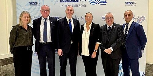 Stortingets delegasjon til OSSE PA ved en tidligere samling. Fra venstre: Ruth Mariann Hop, Frode Jacobsen, Marius Arion Nilsen, Maria Aasen-Svensrud, Bård Hoksrud og Mahmoud Farahmand. Foto: Stortinget.