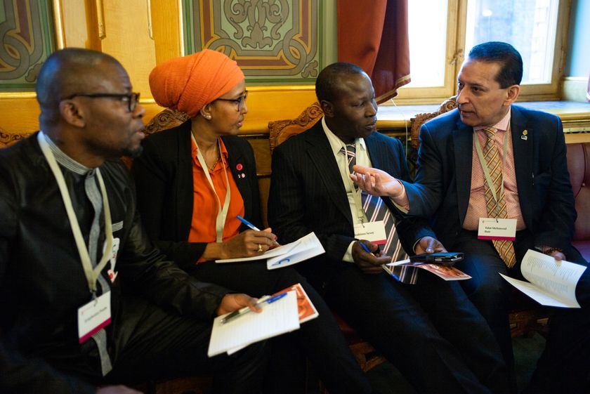 Lokalpolitikere diskuterer hva som kan gjøres for å få flere til å bruke stemmeretten. Foto: Peter Mydske/Stortinget