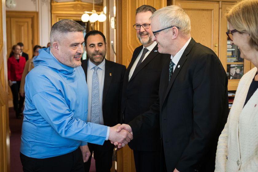 Andre visepresident Nils T. Bjørke får eit nytt høve til å handhelse på Grønnlands parlamentsformann, Kim Kielsen, under møtet i Vestnordisk råd i Illulisat neste uke. Foto: Peter Mydske/Stortinget