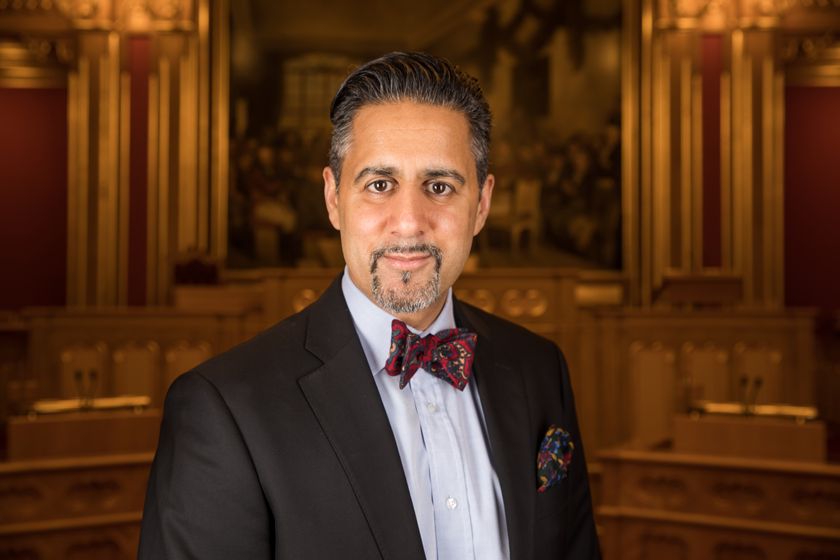 Stortingets 5. visepresident, Abid Raja, (V) , er leder for antiterrorkomiteen i OSSE PA. Han har invitert antiterrorkomiteen  til Norge for å vise hvordan vi arbeider mot radikalisering og terror. Foto: Stortinget