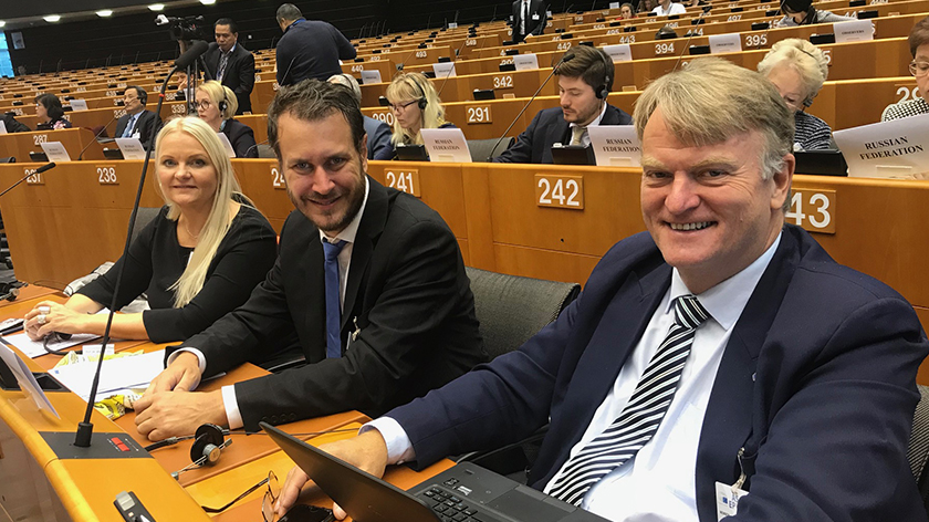 Den norske ASEP-delegasjonen Åslaug Sem-Jacobsen (SP), Helge André Njåstad (FrP) og Ove Trellevik (H). Foto: Stortinget.