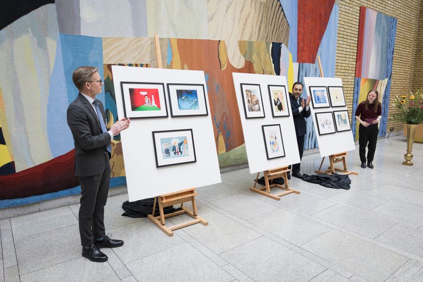 Leder for Stortingets kunstutvalg Tage Pettersen, stortingspresident Masud Gharahkhani og medlem av kunstutvalget Agnes Nærland Viljugrein avduket årets utstilling.