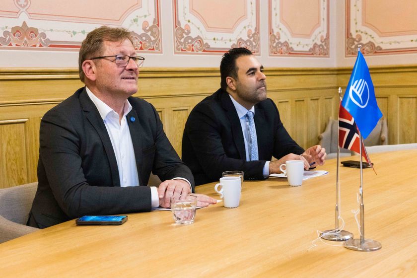 Stortingspresident Masud Gharahkhani (A) (t.h.) og president i Nordisk råd, Jorodd Asphjell (A) ønsker veldkommen til hovedsesjonen i Nordisk råd for 2023 i Stortingets lokaler.