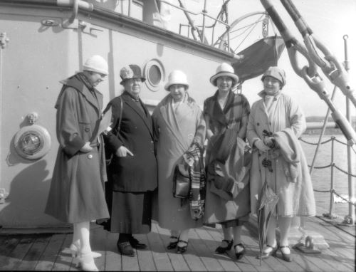 Karen Platou (nr. 2 fra venstre) avbildet sammen med kvinner fra stenografkorpset på Stortingets tur med D/S «Tordenskjold» 4. juli 1926. 
