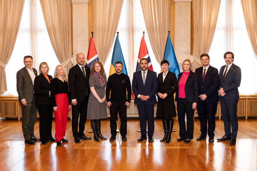 Representanter fra alle partier møtte Ukrainas president Volodymyr Zelenskyj (i midten). F.V.: Arild Hermstad (MDG), Guri Melby (V), Kristi Bergstø (SV), Trygve Slagsvold Vedum (Sp), Tuva Moflag (A), Volodymyr Zelenskyj, stortingspresident Masud Gharahkhani, Ine Eriksen Søreide (H), Sylvi Listhaug (FrP), Tobias Drevland Lund (R), og Dag-Inge Ulstein (KrF).