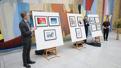 Tage Pettersen, chair of the Storting’s Art Committee; Masud Gharahkhani, President of the Storting; and Agnes Nærland Viljugrein, also on the Art Committee, unveil this year’s exhibition. Photo: Peter Mydske/Storting
