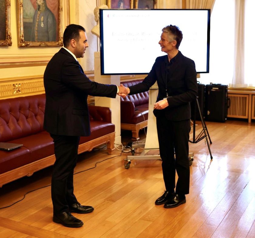 Utvalgsleder Signy Irene Vabo overleverte rapporten om Riksrevisjonens virksomhet til stortingspresident Masud Gharahkhani torsdag 30. november.