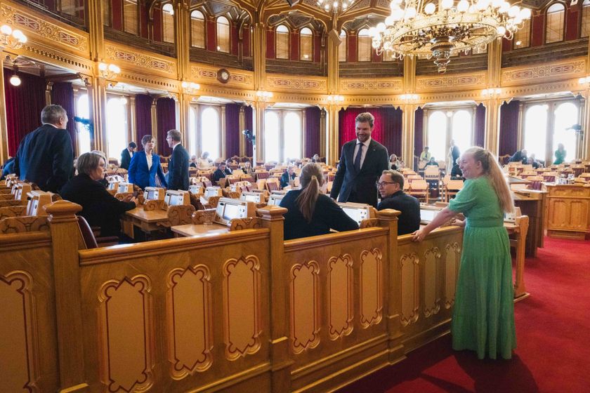God stemning i salen før votering på siste møtedag i vårsesjonen. Her ser vi Nils Kristen Sandtrøen (A), Tellef Inge Mørland (A) og Anja Ninasdotter Abusland (Sp), t.h.