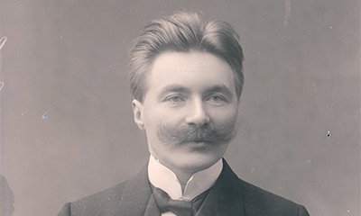 Isak Mikal Saba var den første samen som ble valgt inn på Stortinget. Han satt som representant for Finnmark Arbeiderparti fra 1907 til 1912. Foto: Stortinget.