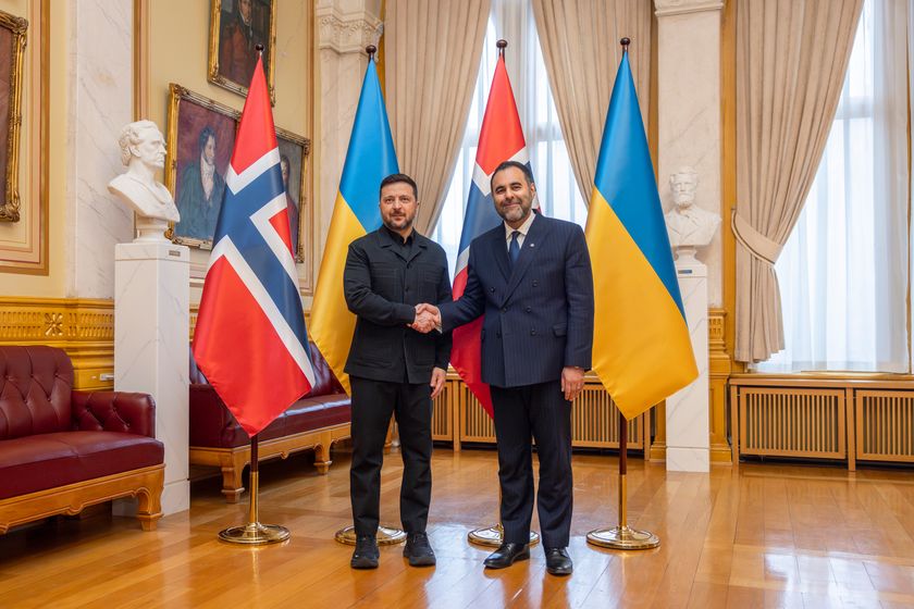 Stortingspresident Masud Gharahkhani og Ukrainas president Volodymyr Zelenskyj i Eidsvollsgalleriet.