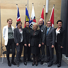 Deler av EFTA-delegasjonen sammen med næringsminister Monica Mæland. Foto: Stortinget.