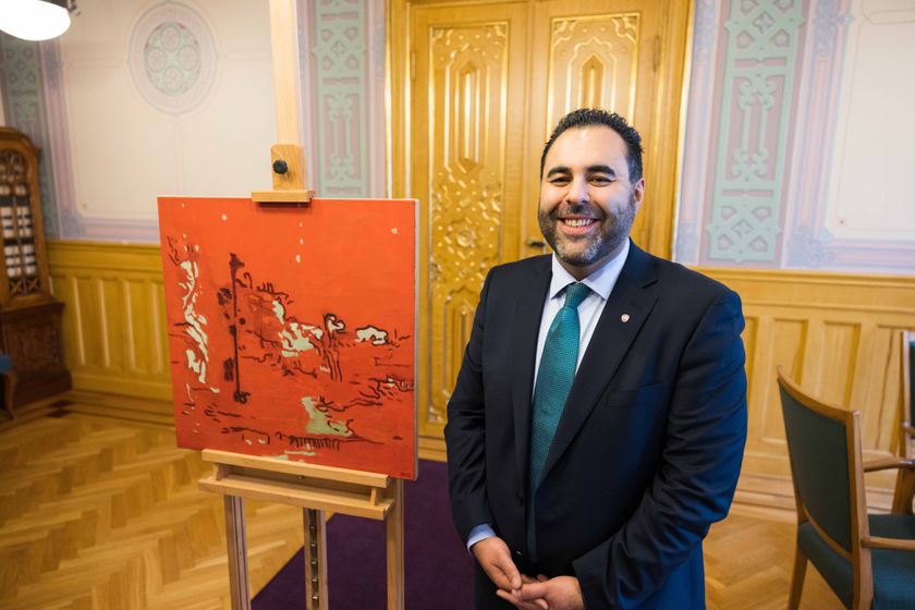 Stortingspresident Masud Gharahkhani ved siden av verket Missing color av Astrid Nondal. Foto: Stortinget/Sigbjørn P. Kiserud