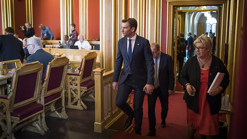 Stortingsrepresentanter på vei inn i salen når det ringer inn til dagens møte. I forgrunnen Henrik Asheim (H). 8. juni 2017. Foto: Stortinget.
