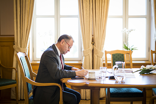 Arbeidsro på presidentkontoret. Olemic Thommessen skriver talen han skal holde under høytidelige åpning av det 161. storting i 2016. Foto: Stortinget.