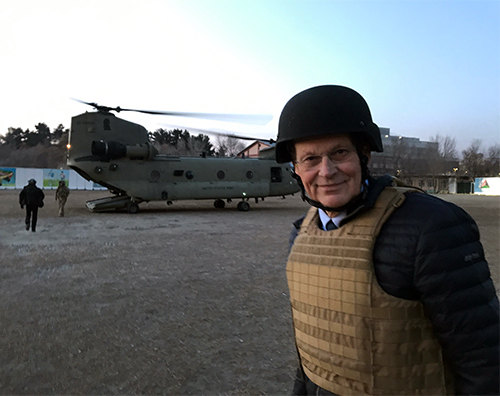 UFKs nestleder Michael Tetzchner på vei ombord i et amerikansk CH-47 Chinook transporthelikopter. Foto: Stortinget.