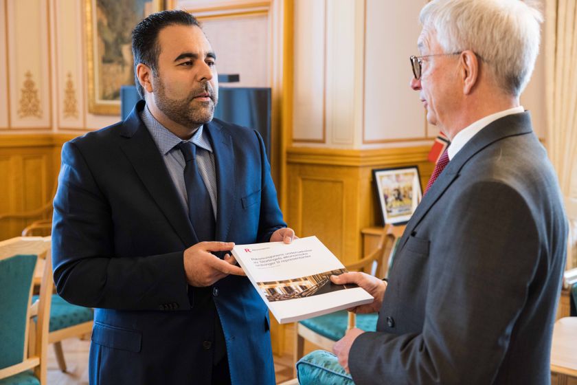 Stortingspresident Masud Gharahkhani mottok Riksrevisjonens rapport fra riksrevisor Carl Eirik Schjøtt Pedersen. Foto: Stortinget