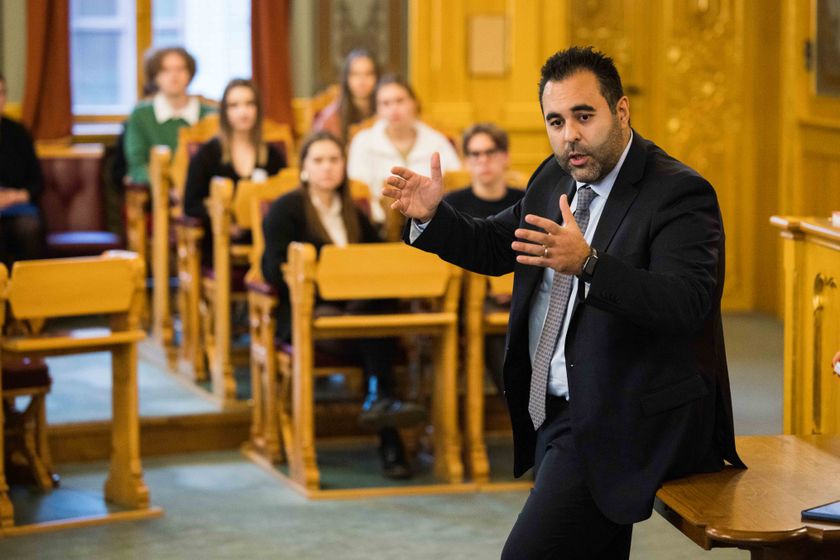 – Jeg håper de vil huske fra besøket at det er muligheter og rom for dem til å engasjere seg i det norske samfunnet, sier stortingspresident Masud Gharahkhani. Foto: Stortinget.