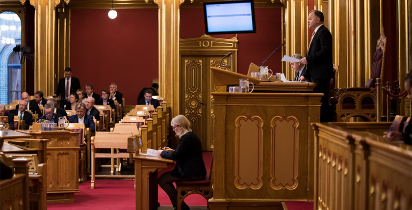 Referent Solveig Gundersen og stortingspresident Olemic Thommessen, fra stortingsdebatt 15. november 2016. Foto: Stortinget.