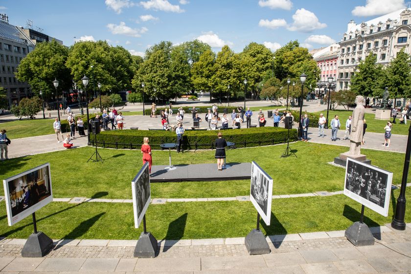 Fredag 19. juni åpnet fotoutstillingen Stortingets presselosje 1920–2020 på Eidsvolls plass. Her holder stortingspresident Tone Wilhelmsen Trøen tale.
