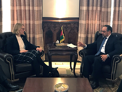 Komitéleder Anniken Huitfeldt i samtale med Afghanistans utenriksminister Salahuddin Rabbani. Foto: Stortinget.