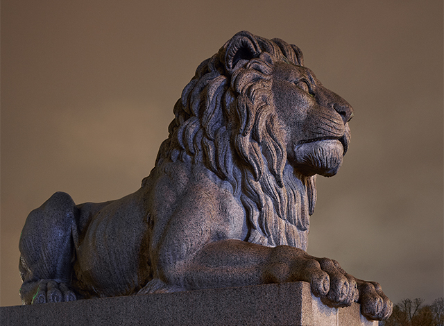 En av løvene foran stortingsbygningen. Foto: Stortinget