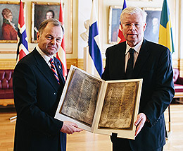 Torsdag 15. mai 2014 overrakte Alltingets formann Einar K. Guðfinnsson en kopi av deler av manuskriptet «Konungsbók Grágásar» til stortingspresident Olemic Thommessen. Foto: Åsmund Holien Mo/Stortinget.