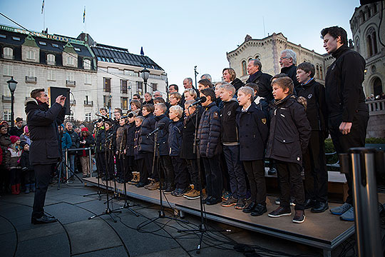 Sølvguttene, under ledelse av dirigent Frikk Heide-Steen, sang etter julegrantenningen. Foto: Stortinget/Sverre Chr. Jarild.