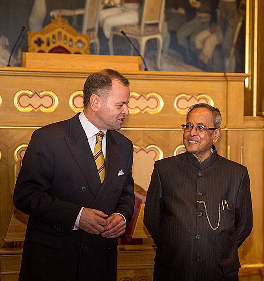 Indias president, Pranab Mukherjee, fikk omvisning i stortingssalen av stortingspresident Olemic Thommessen. Foto: Morten Brakestad/Stortinget.