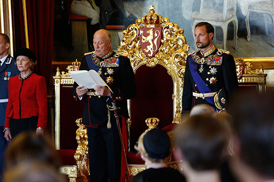 H.M. Dronning Sonja, H.M. Kong Harald V og H.K.H. Kronprins Haakon under Stortingets åpning 2. oktober. Foto: Terje Heiestad/Stortinget.