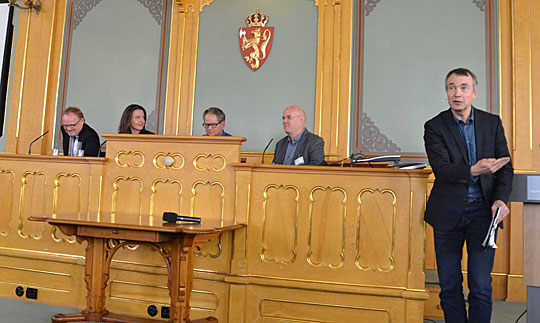 Deltakarane på seminaret. Frå venstre: Per Sandberg (FrP), Jenny Klinge (Sp), Magnus Takvam (NRK), Martin Eide (UiB) og ordstyrar Aslak Bonde.