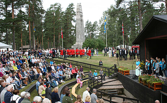 Et stort publikum fulgte arrangementene i Morokulien lørdag 14. august. Fredsmonumentet på grensen mellom Norge og Sverige markerer 200 år med fred mellom de to land.