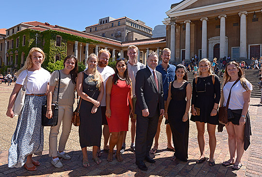 Ti norske studenter viste stortingspresidenten rundt på campus på Cape Town University.