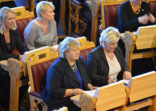 Statsminister Erna Solberg og finansminister Siv Jensen statsrådsplassene i stortingssalen 18. oktober.